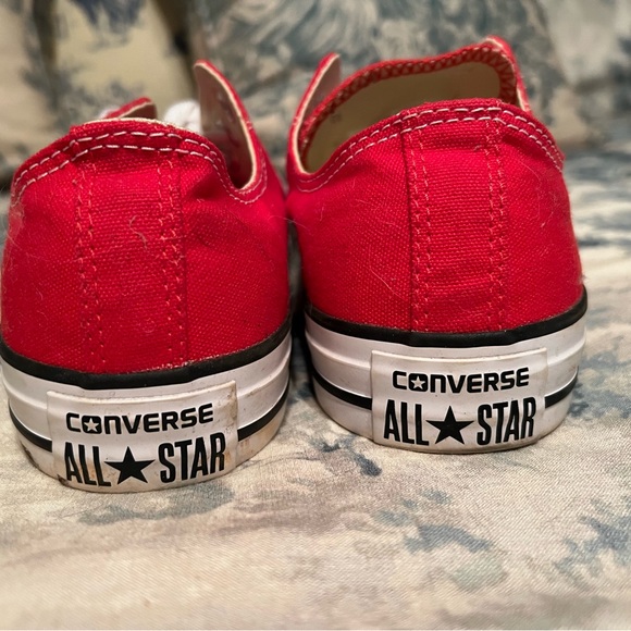 The retro-inspired women's red Converse Chuck Taylor All Star low-top sneaker - Picture 3 of 3